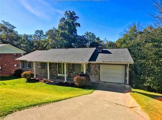 17 Barrington Rd, Nitro, WV 25143