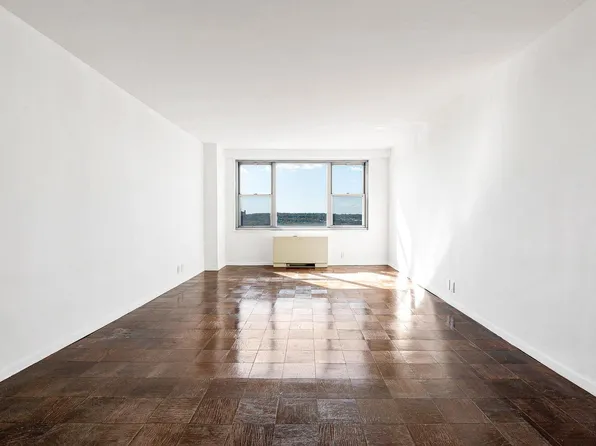 70-25 Yellowstone Boulevard image 6 of 29