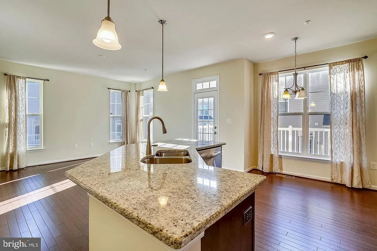 3 bed, 2.5 bath, 2174 sqft, $2,900 — Photo 4