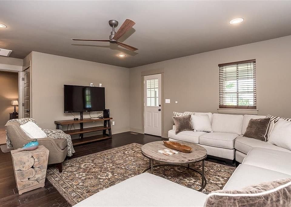 1st image of 303 SW F St #1