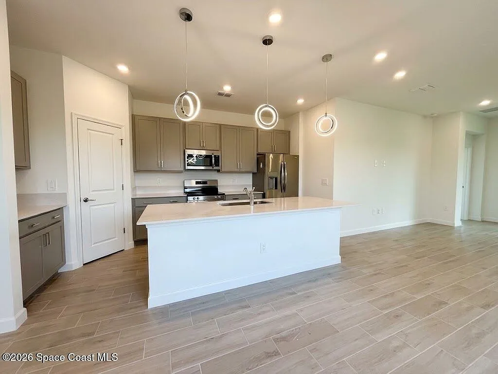 3 bed, 2.0 bath, 1758 sqft, $2,800 — Photo 3