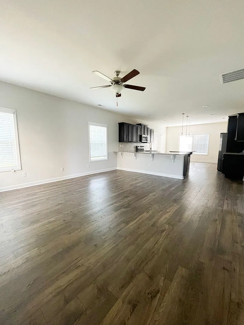 Coming Soon!! 3 Bedroom 2.5 Bathroom - Pets Okay — Photo 2