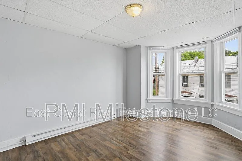 2 bed, 1.0 bath, 740 sqft, $1,050 — Photo 2