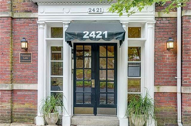 1st image of 2421 Rosewood Ave