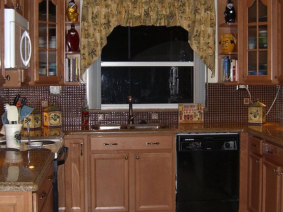 Kitche w/ Maple 44' cabinets
