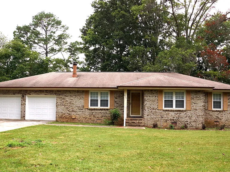 815 Ashwood Dr — Photo 1
