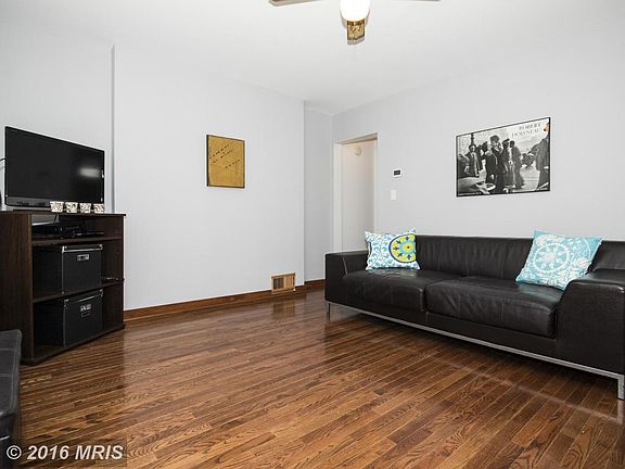Living Room: gorgeous wood floors!