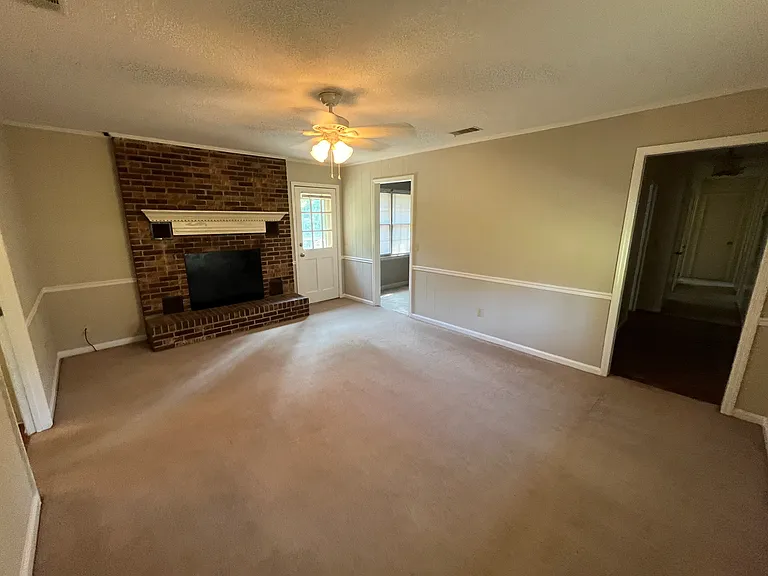 105 W Mockingbird Ln — Photo 6
