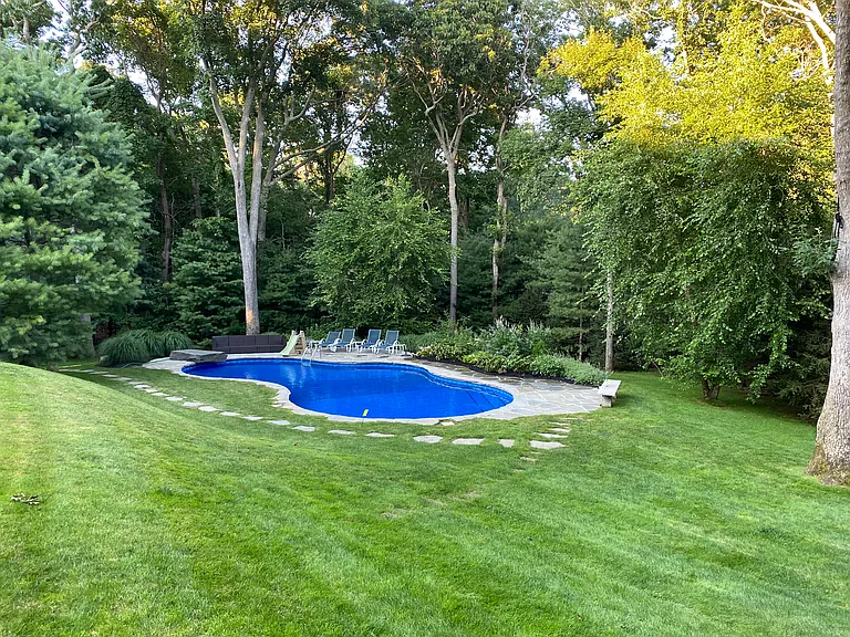 14 Hedges Banks Dr — Photo 24