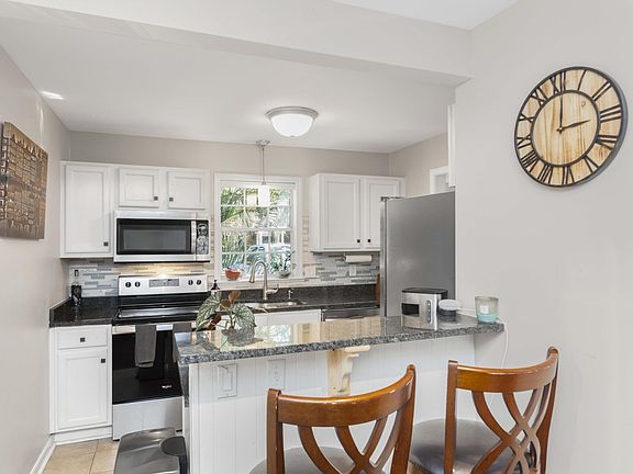 5th image of 166 Heritage Cir #L-1