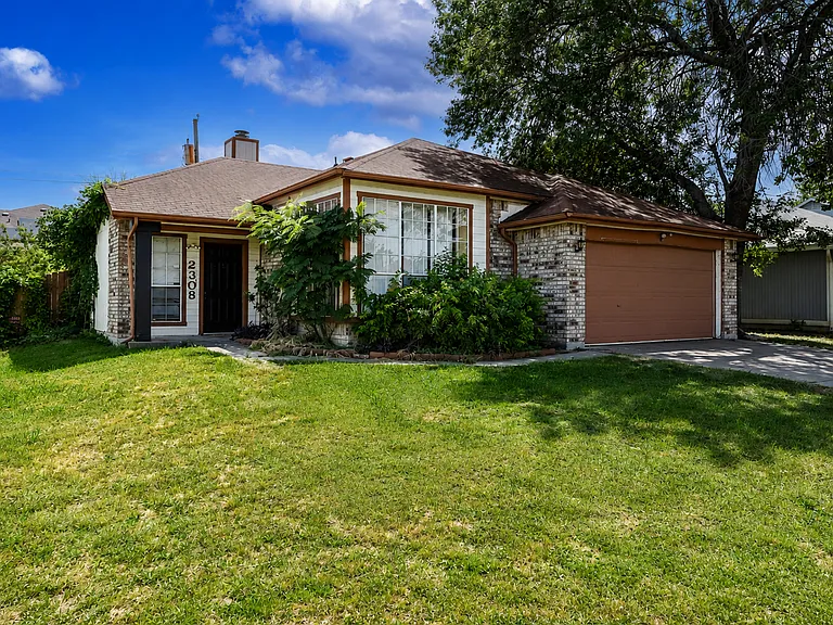 2308 Woodlands Dr — Photo 3