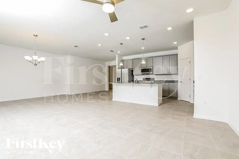 3 bed, 2.0 bath, 1795 sqft, $2,335 — Photo 3
