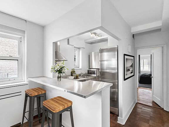 4th image of 333 W 57th St APT 811