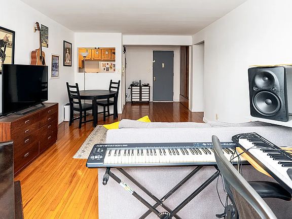 4th image of 400 E 17th St APT 500