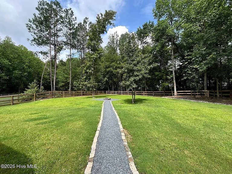 404 Endicott Ct — Photo 45