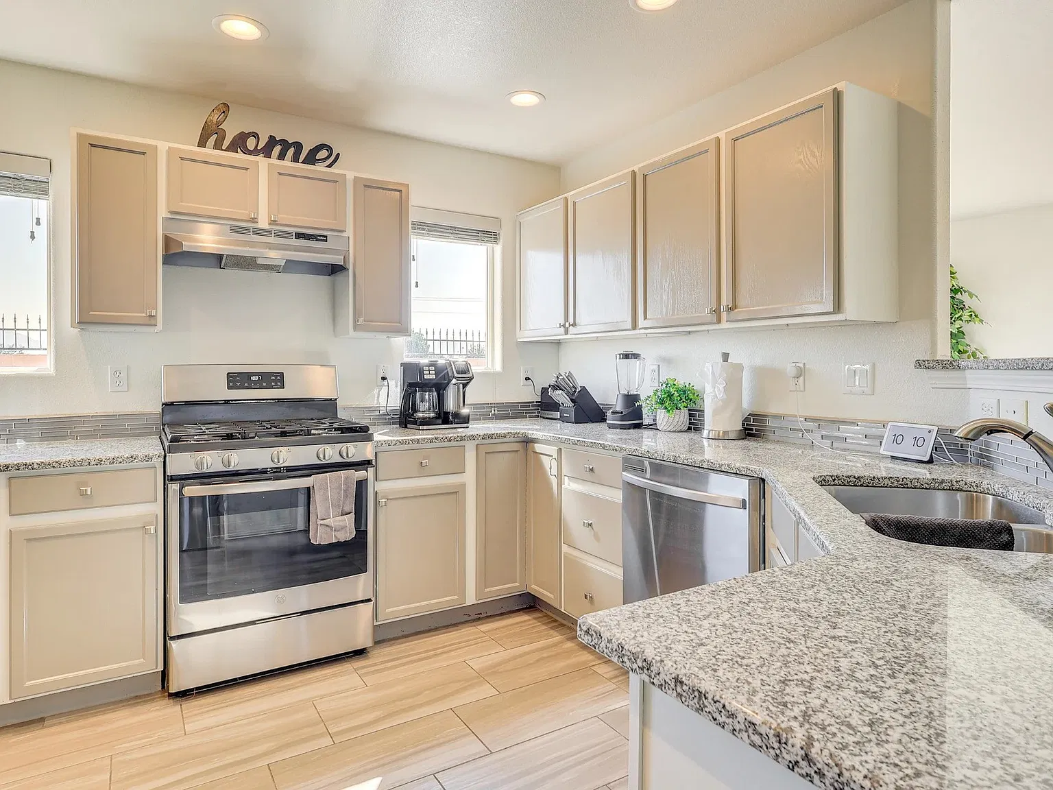 4 bed, 2570 sqft, $2,750 — Photo 4
