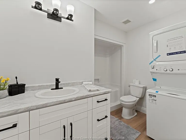 1861 Meighen Rd #3 — Photo 6