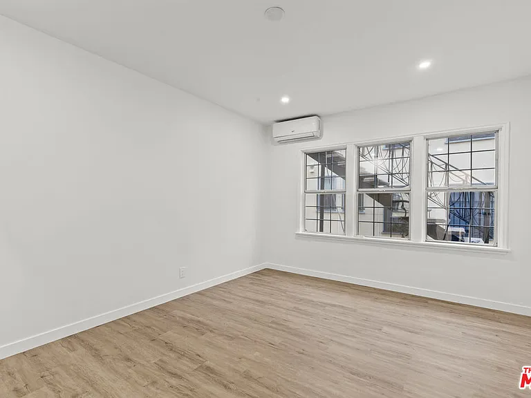 542 N Genesee Ave — Photo 13