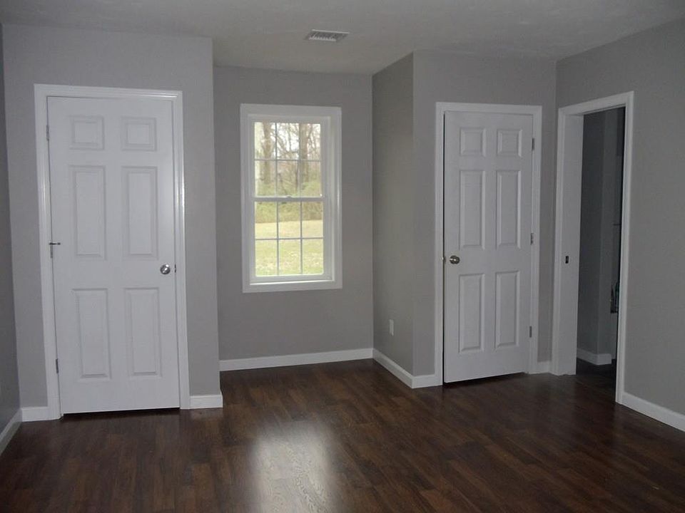 2nd image of 341 Middle Rd APT A