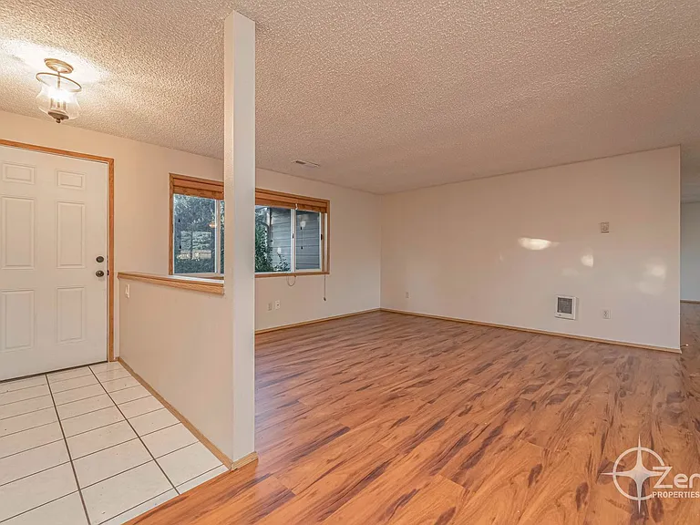 1401 SE Park Crest Ave — Photo 6