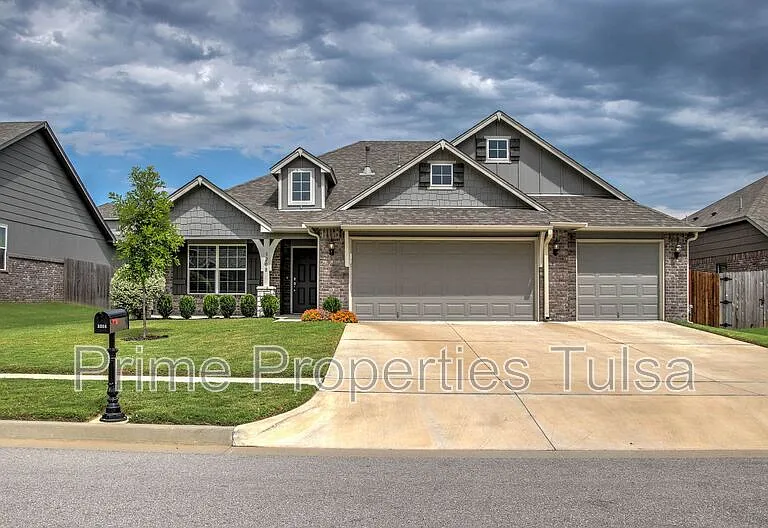 3208 W Fredericksburg St — Photo 1