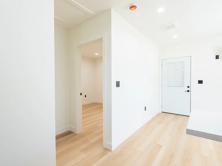 11009 Reseda Blvd — Photo 16
