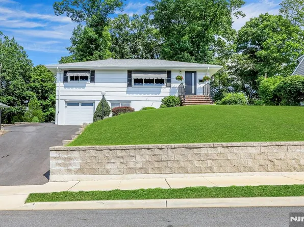 37 Hilltop Ter, Bloomingdale, NJ 07403