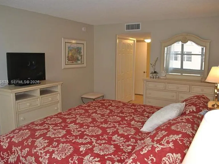 6039 Collins Avenue Cu #1006 — Photo 11