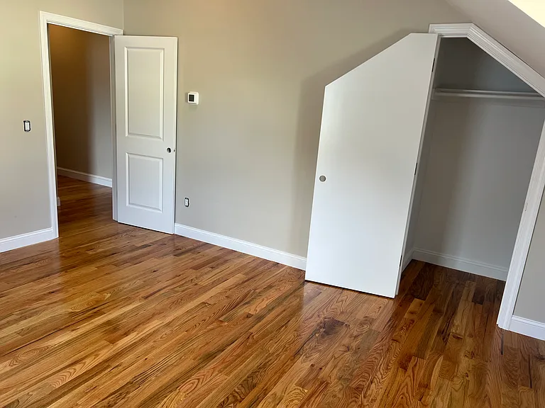 11-13 Garfield Ave — Photo 10