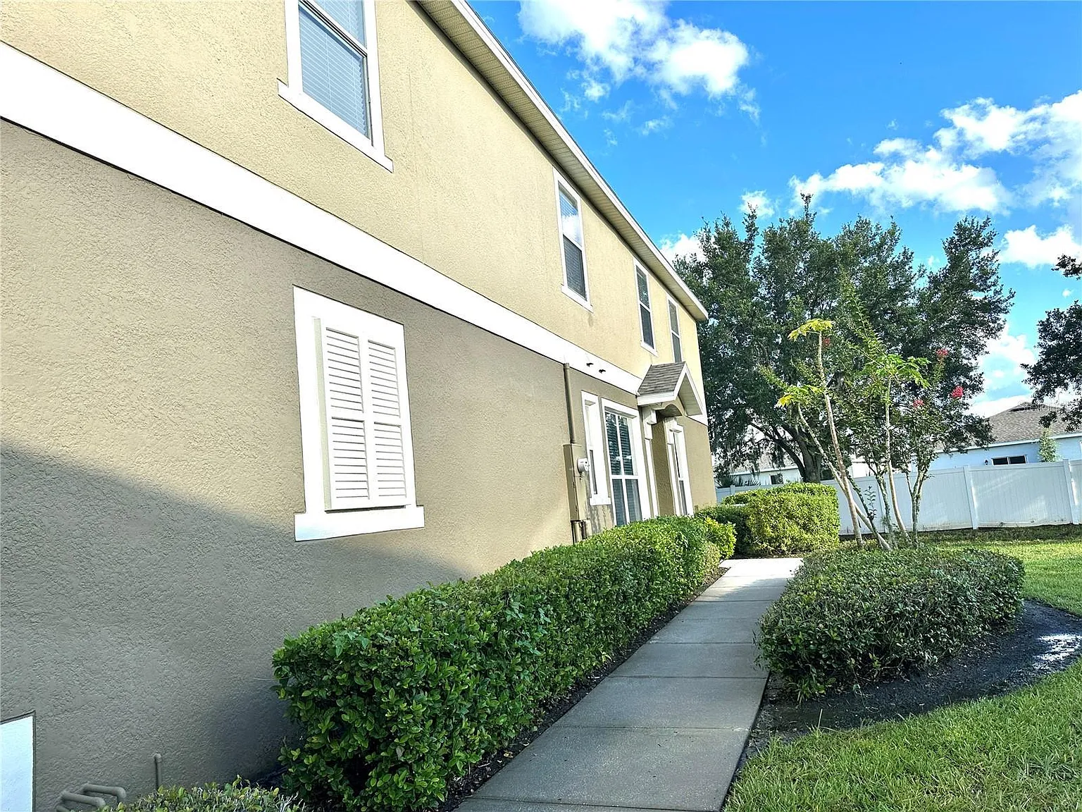 3 bed, 2.5 bath, 1705 sqft, $2,000 — Photo 2