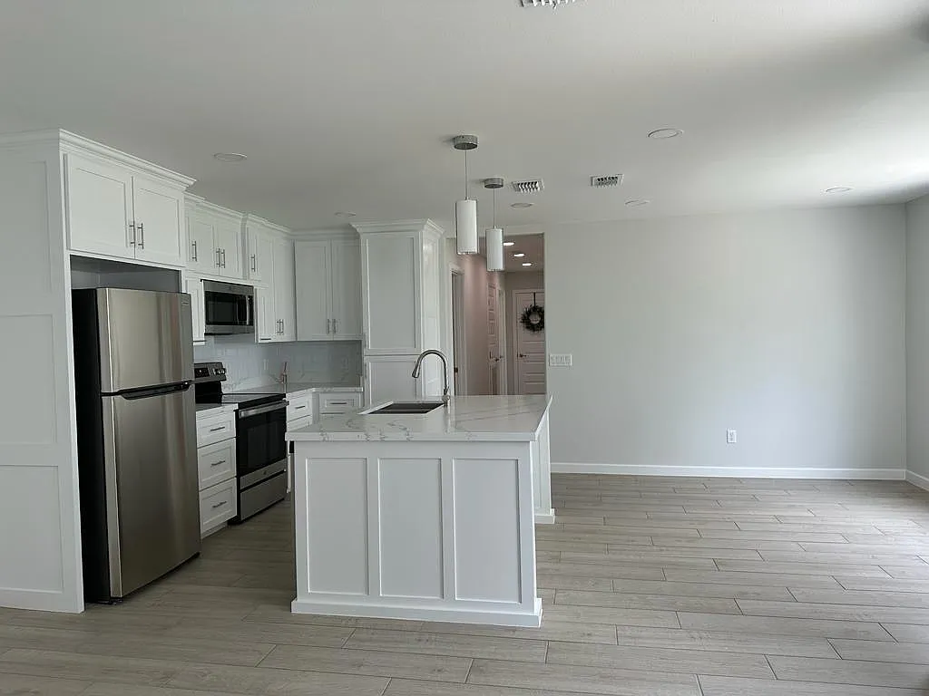 3 bed, 1227 sqft, $1,700 — Photo 2