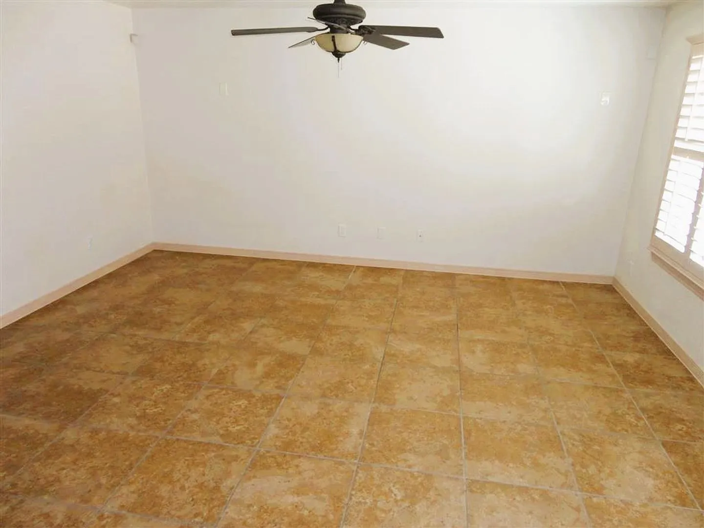 Dazzling Eastside Home With Refrigerated Air Situated On Large Cul De Sac Lot In Quiet Neighborhood — Photo 4