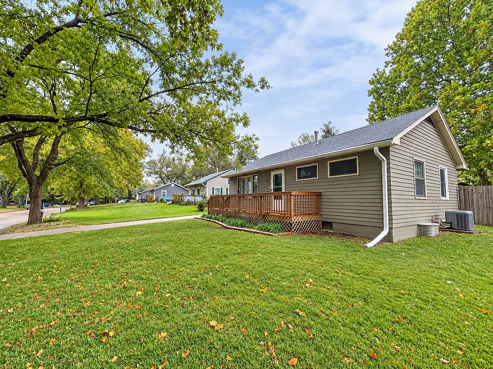 1935 Lincoln Dr