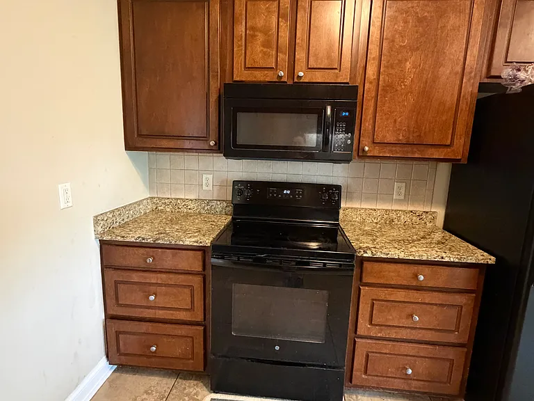 165 Hedgerow Dr — Photo 4