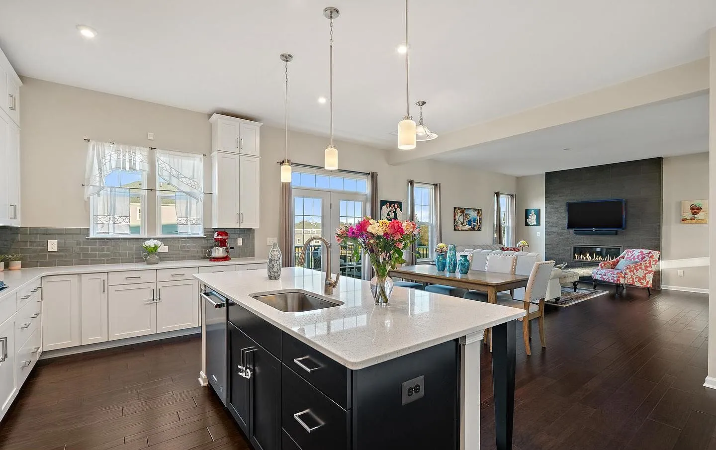 5 bed, 4.5 bath, 4896 sqft, $5,500 — Photo 3