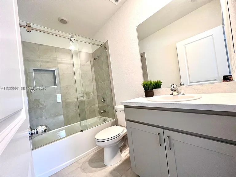 429 NE 12th St #0 — Photo 13