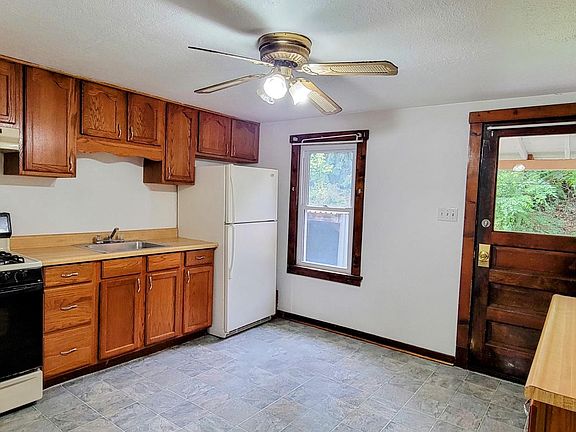 Bright eat-in kitchen!