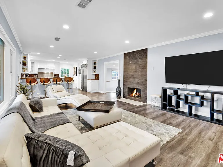 8345 White Oak Ave — Photo 3
