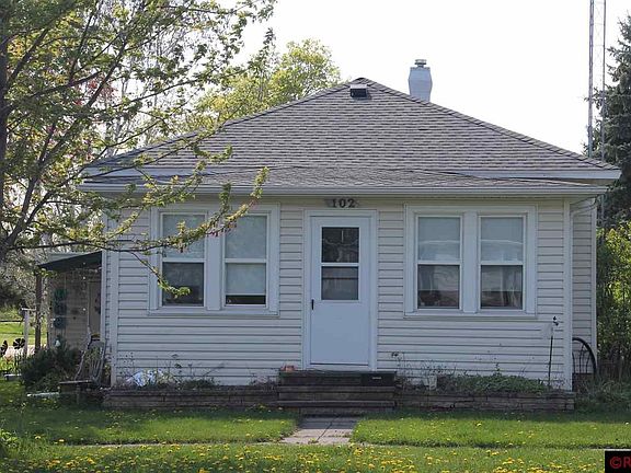 2nd image of 102 N Skookum St
