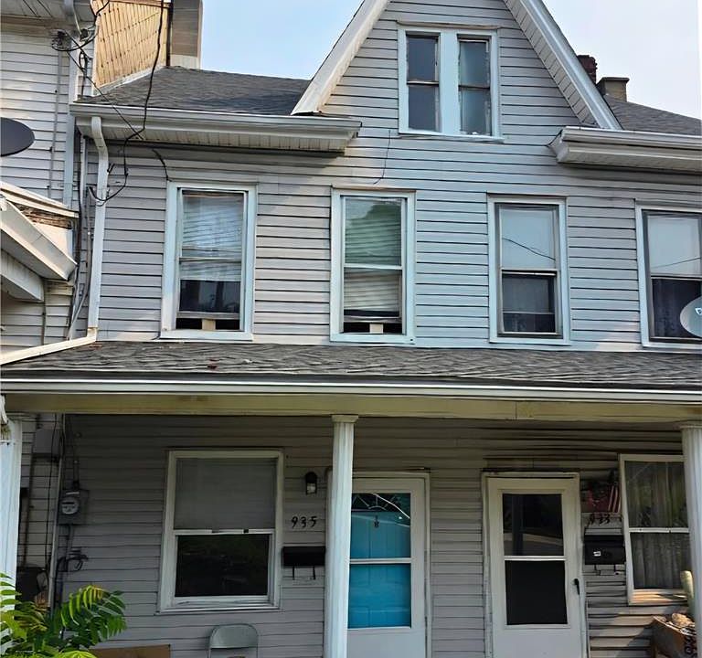 1st image of 935 W Mulberry St