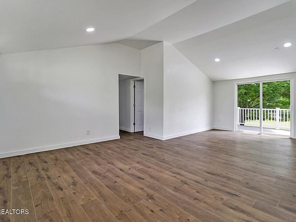 4th image of 1095 Franklin Rd