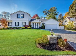 162 Westwood Cir, Roslyn Heights, NY 11577