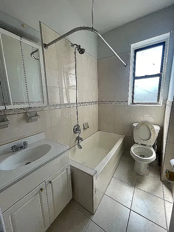 1629 West 10th Street — Photo 1