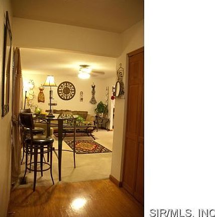 Front entry view to living rm