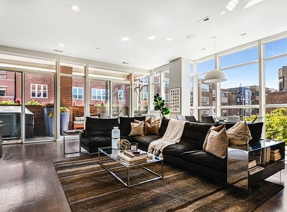 4th image of 1611 N Hermitage Ave #201