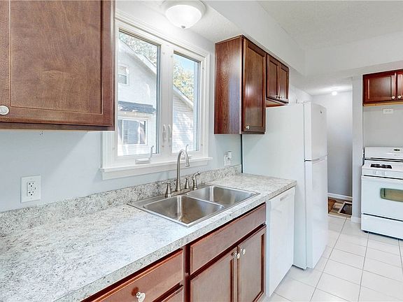 4th image of 224 Lincoln Ave