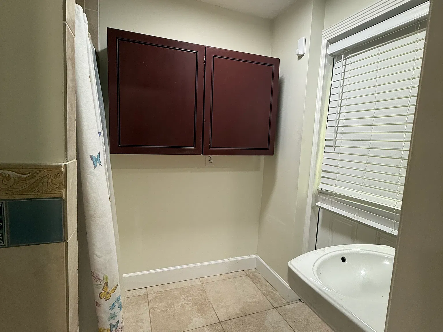 3 bed, 1200 sqft, $2,200 — Photo 3