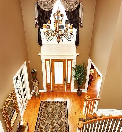 Gracious 2-story Foyer