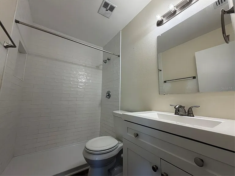 1740 W Walnut St — Photo 15