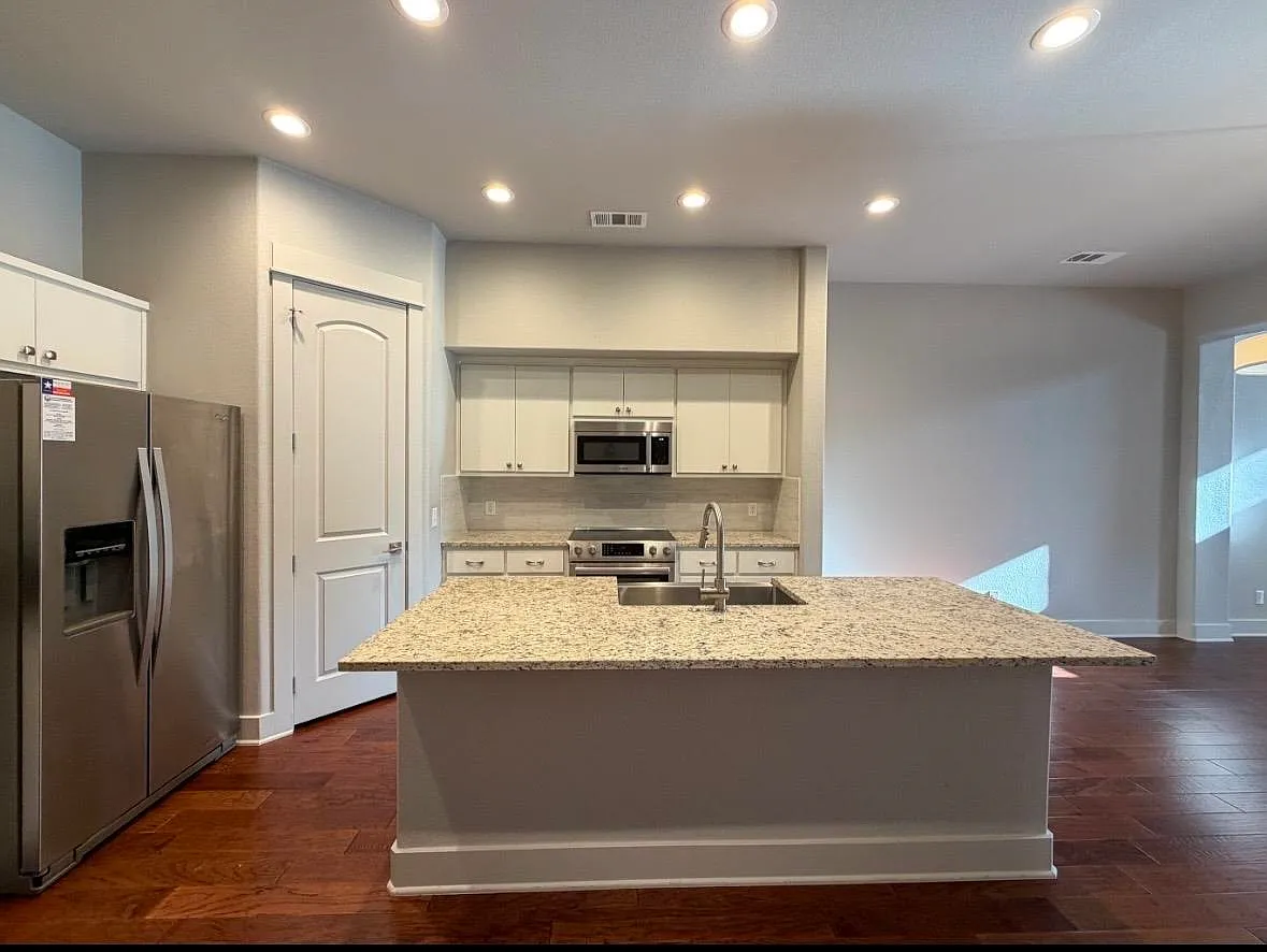 2 bed, 2.0 bath, 1443 sqft, $3,250 — Photo 2